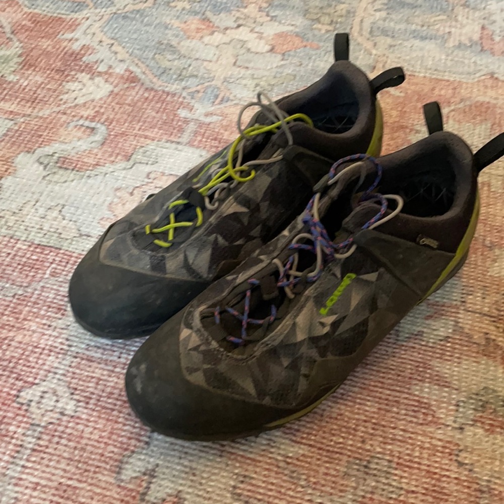 Lowa Mens 10 Ascent Shoes